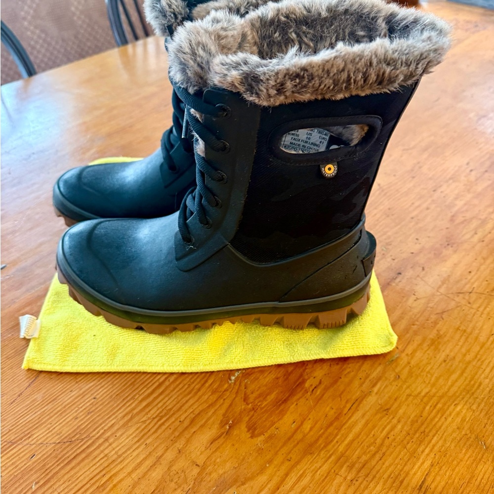 Bogs Black Winter Boots with Fur Trim